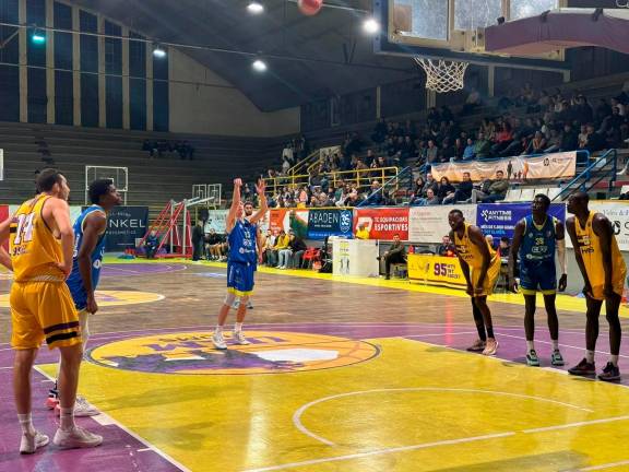 El debutante Plitzuwei, lanzando un tiro libre durante el partido en Mataró. foto: cedida