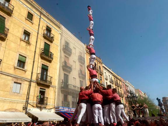 $!Pilar de 7 amb folre de la Colla Vella.