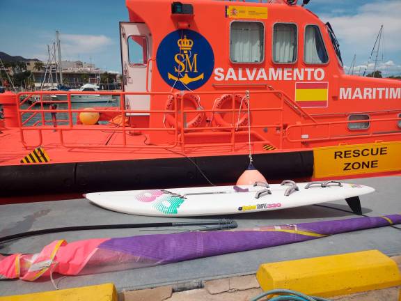 La tabla de surf y la vela delante de la embarcación de Salvamento Marítimo Salvamar Achernar.