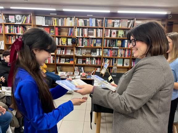 $!La directora General de l’Agència Catalana de la Joventut, Laia Girós Barrés, entrega el llibre a una de les autores. Foto: cedida