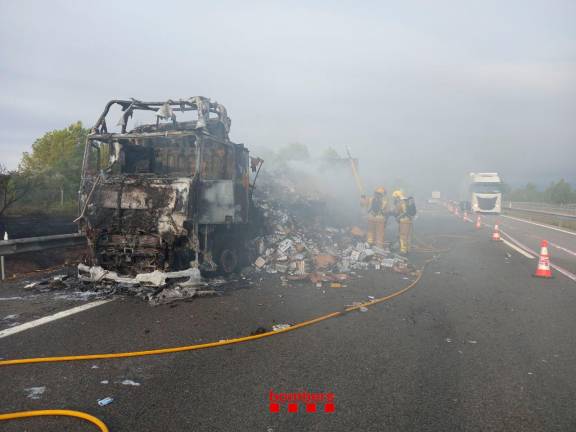 $!Un incendio destruye un camión de paquetería en Rodonyà