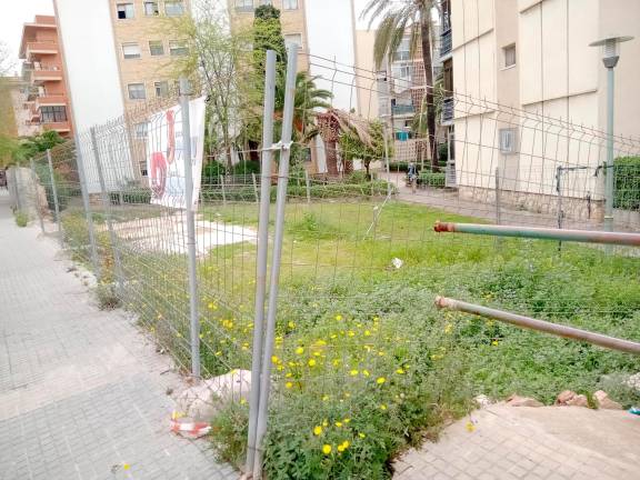 La parcela se encuentra cerca de un metro por debajo de la calle. Foto: Brigada municipal