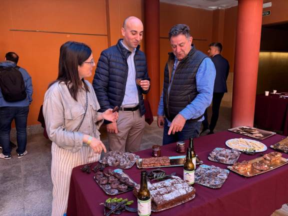 Los asistentes degustaron diferentes productos que se pueden hacer con algarrobas. Foto: L. Fernández.