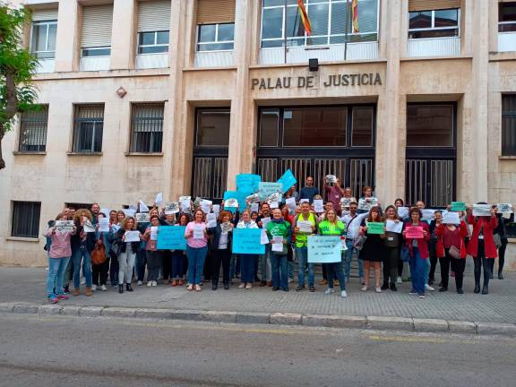 Protesta de los funcionarios de la administración de Justicia enfrente de la puerta principal de la Audiencia de Tarragona. FOTO: cedida