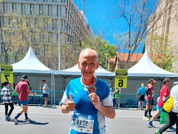 Antonio Martin con la medalla de ‘finisher’ de la Maratón de Madrid. foto: cedida