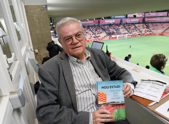 Enric Pujol, con su nuevo libro, en la cabina del Nou Estadi desde donde sigue los partidos. FOTO: pere ferré