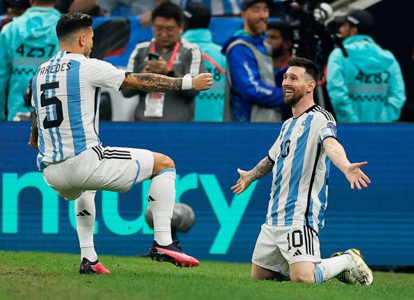 Leo Messi, arrodillado, celebrando uno de los goles del Mundial. FOTO: EFE