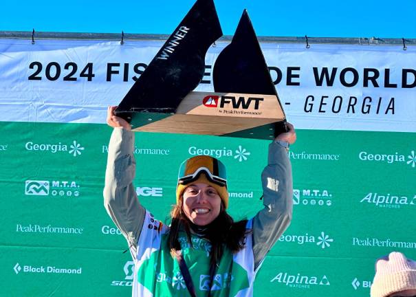 Núria Castán, en el podio con su trofeo. FOTO: Cedida