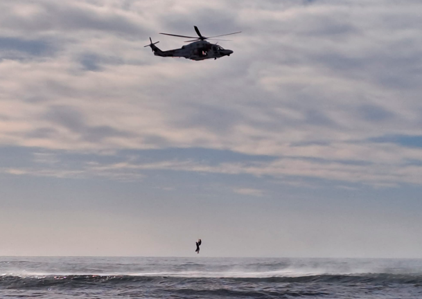 El rescatador y el deportista colgado del cable de la grúa del helicóptero. Foto: Joan Grífols