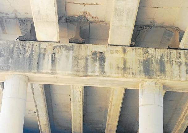 La parte inferior del puente de Creixell presenta ‘síntomas de fatiga’. FOTO: J. C.
