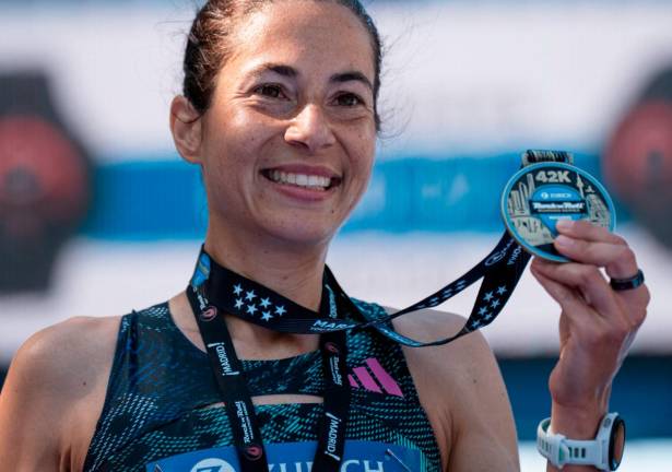 $!Marta Galimany con su medalla de bronce. FOTO: Maratón de Madrid