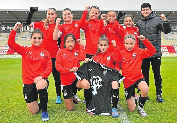 La plantilla del Alevín del Reus Femenino posa antes de un entrenamiento en el Municipal de Reus. Foto: Alfredo González