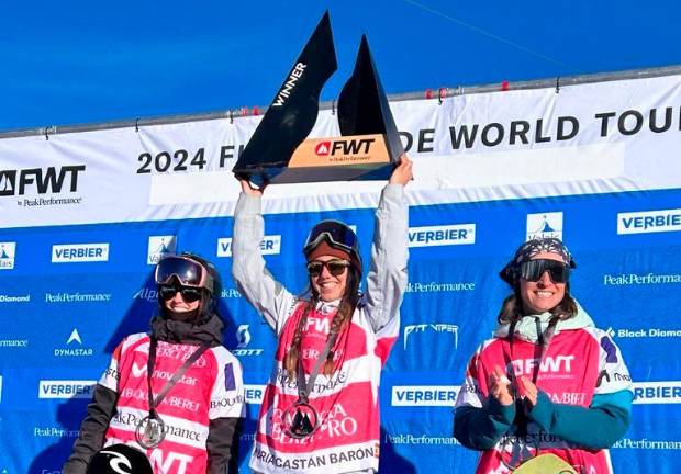 Núria Castán, en el centro del podio, con su trofeo. Foto: RFEDI