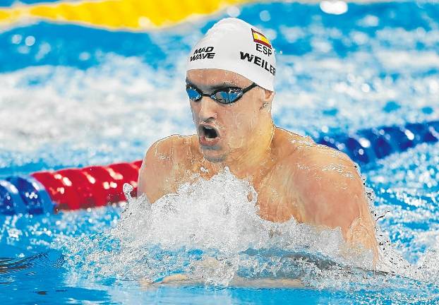 Carles Coll, con el gorro de Carla Weisler, nadando la braza de la eliminatoria de los 4x100 estilos. foto: efe