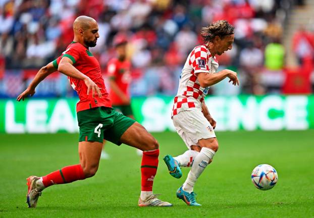 Amrabat le intenta robar una pelota a Luka Modric. Foto: EFE
