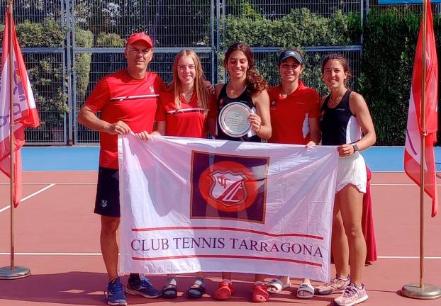 El técnico del CT Tarragona Marc Mas y las jugadoras Adriana Pujol, Martina y Jana Genís y Guadalupe Rojas. Foto: CT Tarragona