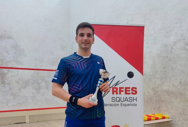 Nilo Vidal con el trofeo que le acredita como campeón de España de squash 57. Foto: Cedida
