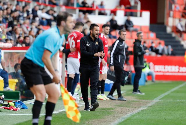 Dani Vidal da instrucciones desde la banda del Nou Estadi. foto: pere ferré