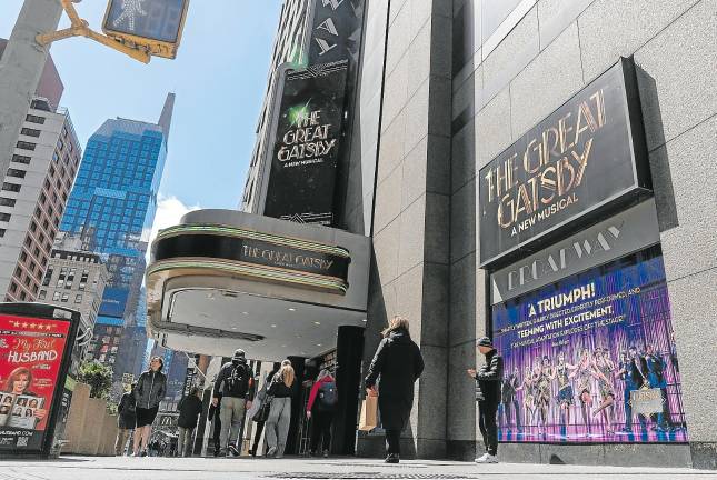 Transeúntes frente a un cartel del musical ‘The Great Gatsby’ esta semana en Broadway. foto: EFE/ Ángel Colmenares