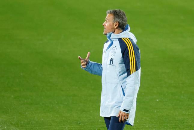 Luis Enrique dirige a España en sus entrenamientos. Foto: EFE