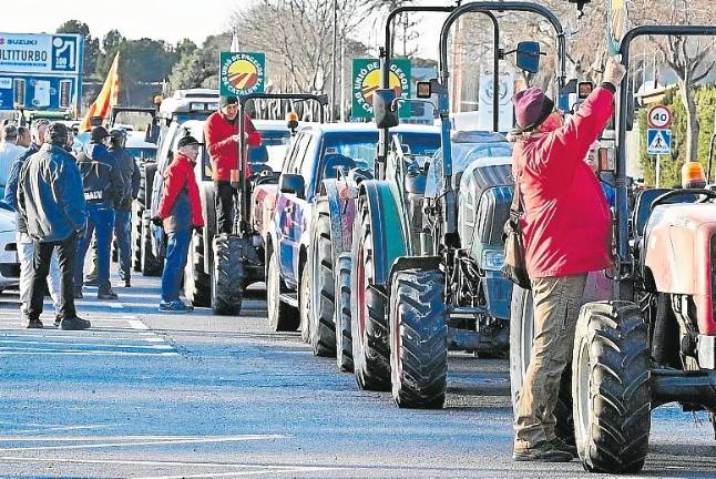 La columna de vehículos que se dirigían, el pasado martes, a los accesos al Port de Tarragona desde Reus. Foto: Alfredo González