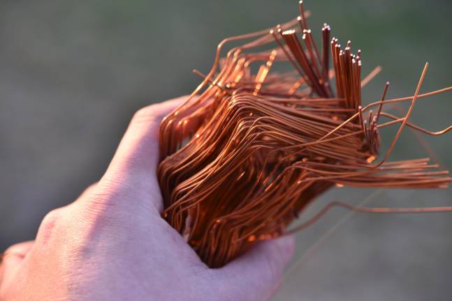 Una persona sostiene un puñado de cable de cobre. Foto: Getty Images