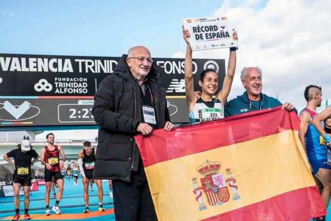 Marta Galimany celebra el récord de España de Maratón que logró en Valencia. FOTO: MARATÓN DE VALENCIA
