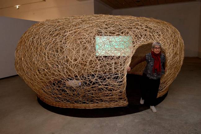 La artista Mari Chordà con una de sus obras de la exposición ‘Llots i Torbes’. Foto: Joan Revillas