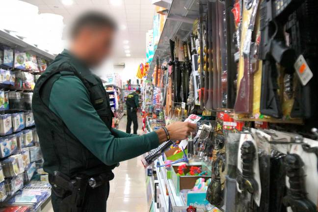 Agentes de la Guardia Civil inspeccionando que los juguetes cumplan la normativa europea. Foto: ACN