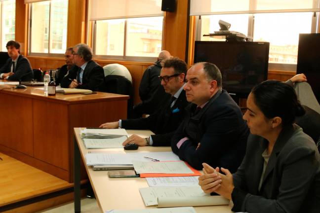 Abogados y acusados durante la segunda jornada del juicio celebrado en la Audiencia de Tarragona. Foto: ACN