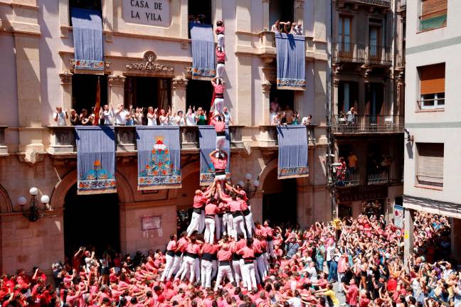 Pilar de vuit amb folre i manilles de la Colla Vella dels Xiquets de Valls. Foto: ACN