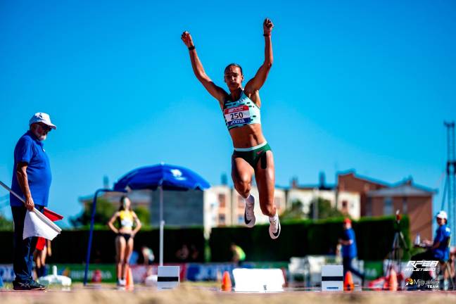 $!Maria Vicente, durante uno de sus saltos en triple. FOTO: Team Miguélez/RFEA