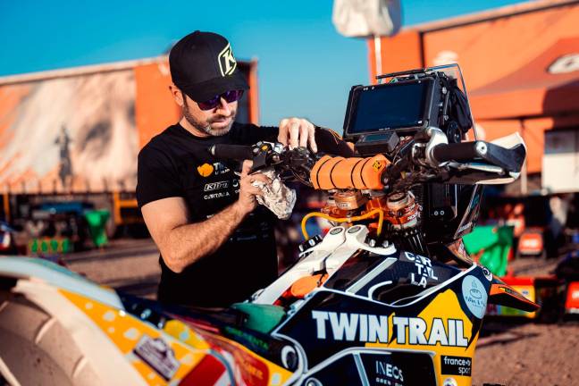 Carles Falcón, poniendo a punto su moto antes de la primera etapa. FOTO: Twin Trail Racing