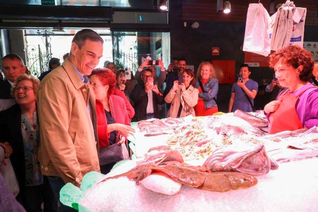 Sánchez conoce el pescado de Tarragona. Foto: Cedida