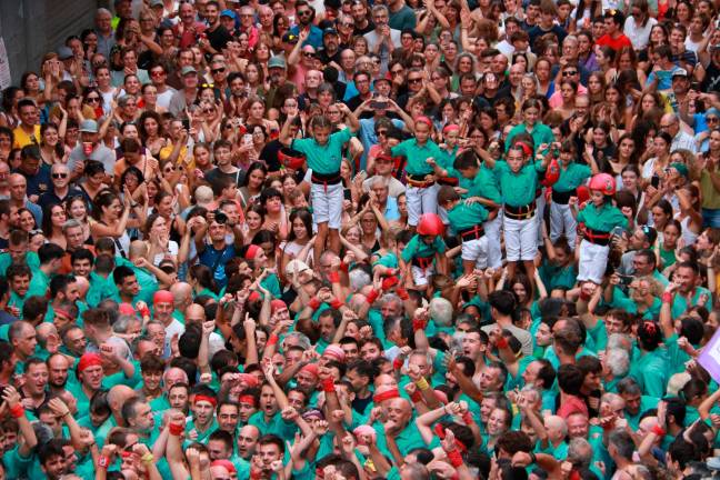 Celebració dels Castellers de Vilafranca després de descarregar el 3 de 10 amb folre i manilles a la segona ronda de la diada castellera de l’Arboç. Foto: ACN