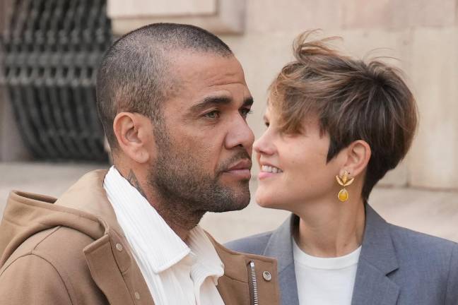 El futbolista Dani Alves, junto a su abogada Inés Guardiola, a su salida de la Audiencia de Barcelona. Foto: EFE