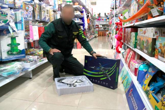 Agentes de la Guardia Civil inspeccionando que los juguetes cumplan la normativa europea. Foto: ACN