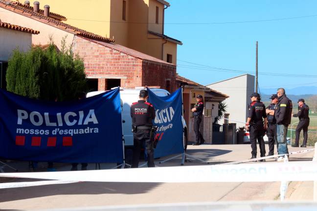 Los Mossos d’Esquadra y el furgón de la funeraria en el exterior de la casa de Bellcaire donde tuvo lugar el crimen. Foto: ACN
