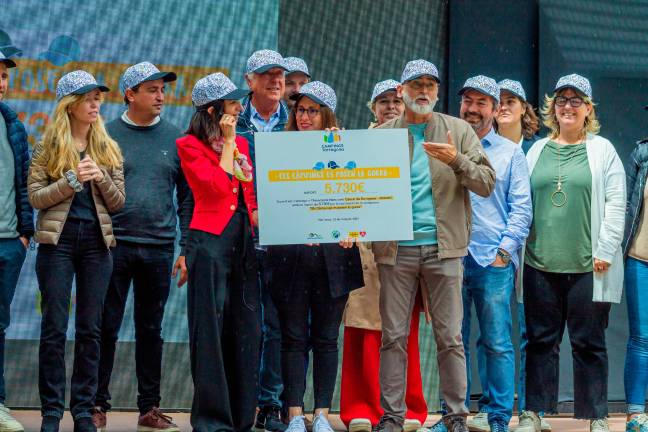 En el momento de la entrega del cheque, todos los participantes llevaban puesta la gorra de la 5ª edición. Foto: AFANOC