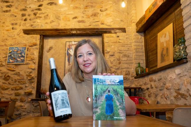 Maite Ruiz Arasa con el vino y el libro ‘Bierzo. El Viaje al centro del Vino’. FOTO: Joan Revillas