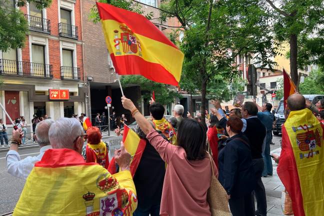 Protesta delante de la sede del PSOE en Madrid. Foto: ACN