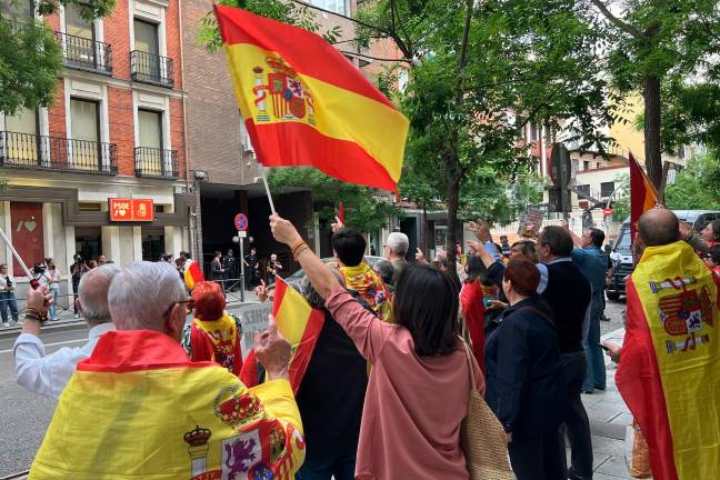 Protesta delante de la sede del PSOE en Madrid. Foto: ACN