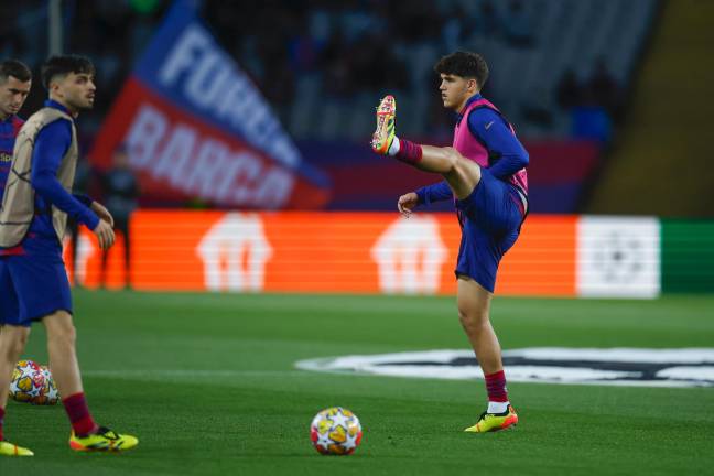 Pau Cubarsí, durante un calentamiento con el FC Barcelona. Foto: EFE