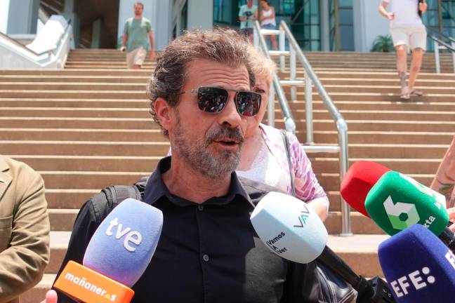 El padre de Daniel Sancho, el actor Rodolfo Sancho, a su salida este jueves del tribunal de Samui (Tailandia) donde se celebra el juicio contra su hijo por el supuesto asesinato premeditado del cirujano colombiano Edwin Arrieta. Foto: EFE