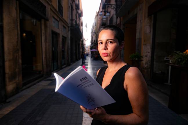 L’escriptora, traductora i música Laia Malo amb ‘Fites’, recentment al carrer Major de Tarragona. Foto: Àngel Ullate