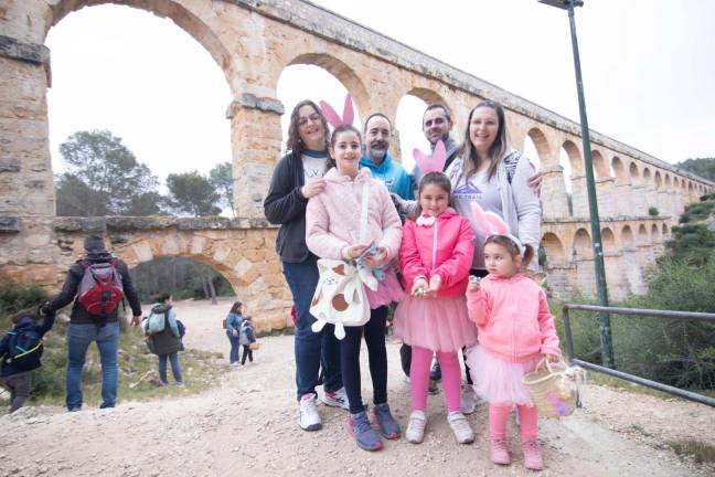 La búsqueda de huevos de chocolate, en el entorno del Pont del Diable, congregó a familias con niños y niñas. Foto: Àngel Ullate