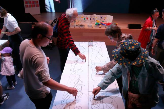 Visitantes en Osaka en un taller que recrea la técnica de pintura de Miró. Foto: Aina Martí/ACN