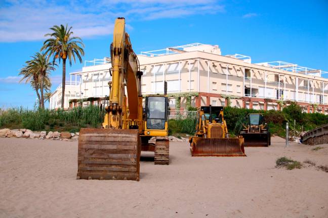 Varias máquinas preparadas para mover arena en la actuación del servicio de Costas en la playa del Vendrell. Foto: Mar Rovira / ACN