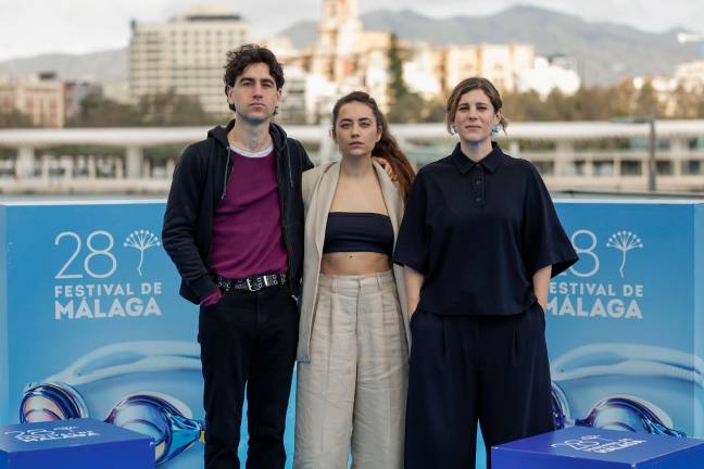 La directora de cine Gemma Blasco, en el centro, con Ángela Cervantes y Álex Monner. Foto: Cedida
