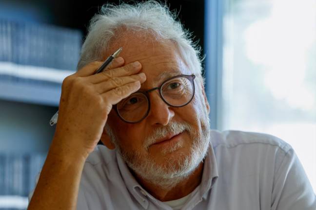 Héctor Abad Faciolince reflexiona sobre cómo sobrevivió a un ataque ruso en Ucrania. Foto: EFE/ J.J. Guillén